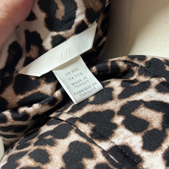 H&M leopard print button sown blouse with pocket - Picture 7 of 7